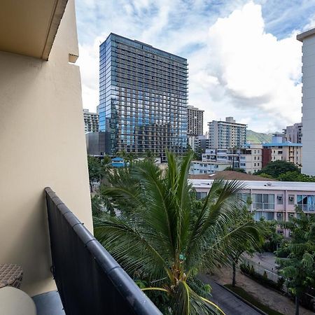 Gorgeous One Bedroom Bamboo Blocks From The Beach Honolulu Exteriör bild