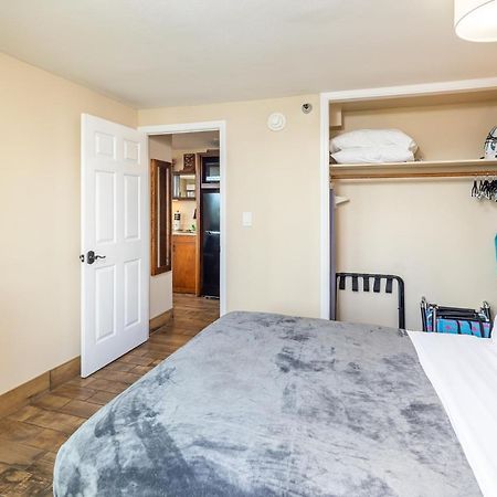 Gorgeous One Bedroom Bamboo Blocks From The Beach Honolulu Exteriör bild