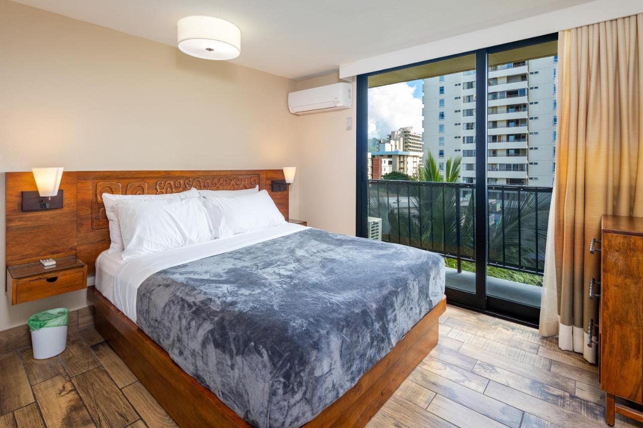 Gorgeous One Bedroom Bamboo Blocks From The Beach Honolulu Exteriör bild