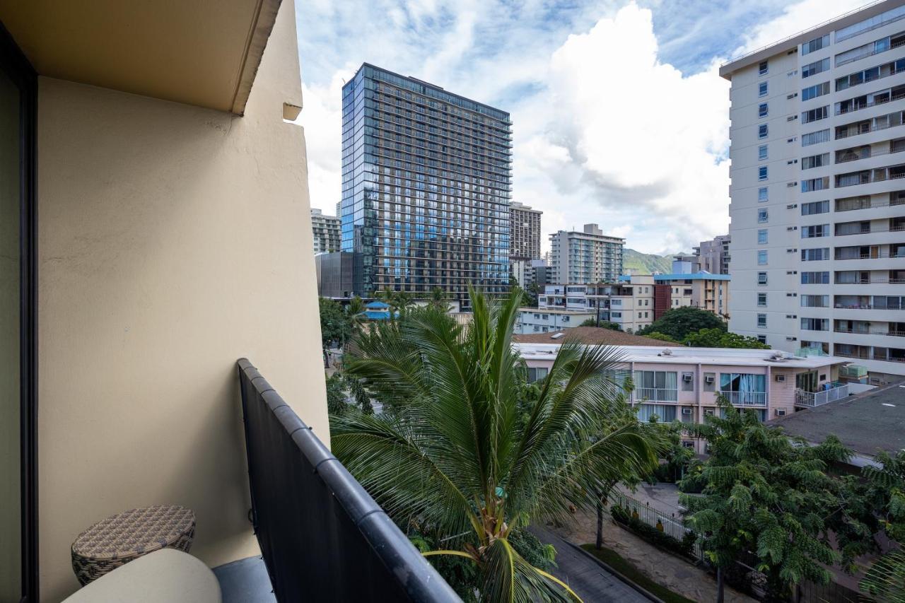 Gorgeous One Bedroom Bamboo Blocks From The Beach Honolulu Exteriör bild