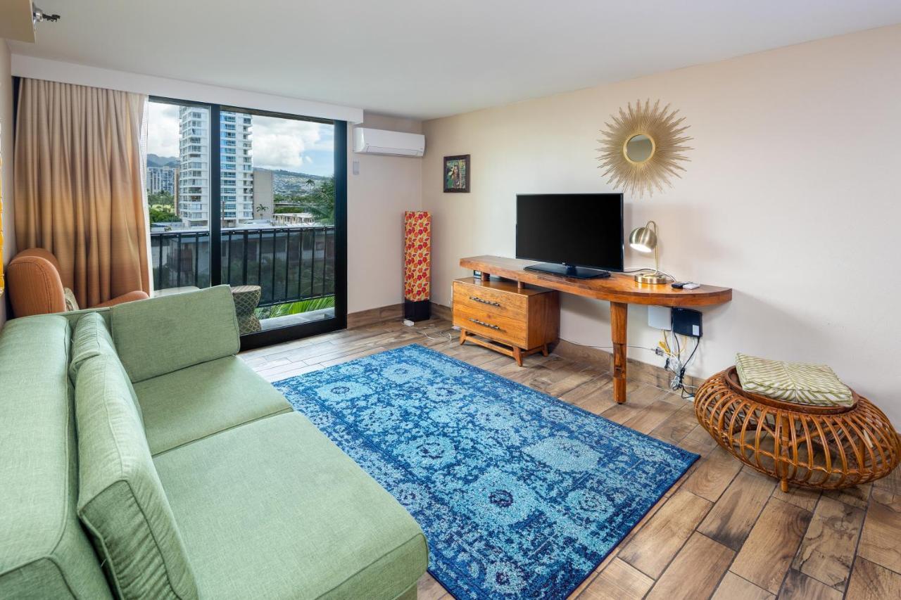 Gorgeous One Bedroom Bamboo Blocks From The Beach Honolulu Exteriör bild