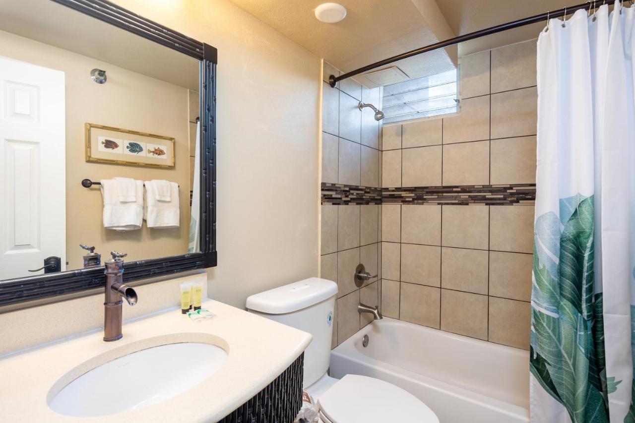Gorgeous One Bedroom Bamboo Blocks From The Beach Honolulu Exteriör bild