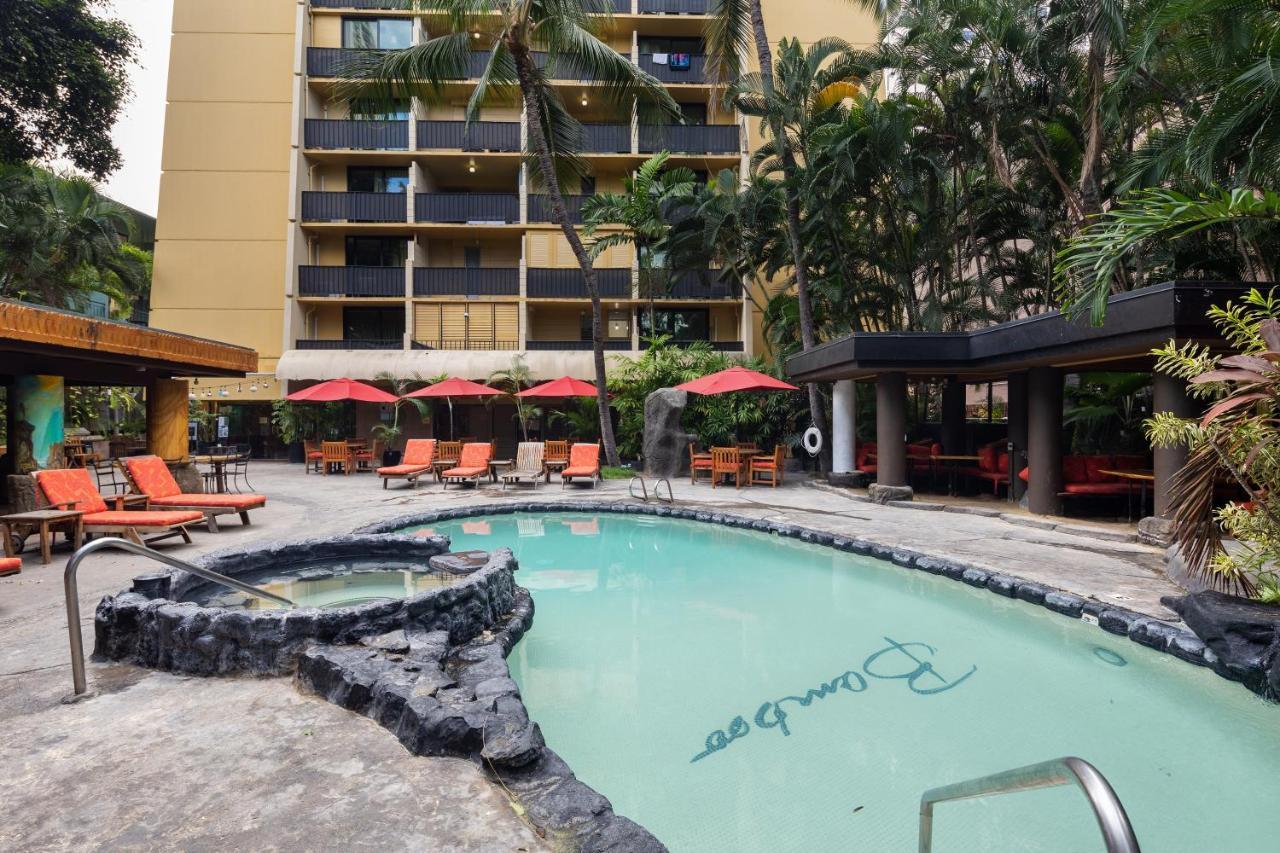 Gorgeous One Bedroom Bamboo Blocks From The Beach Honolulu Exteriör bild