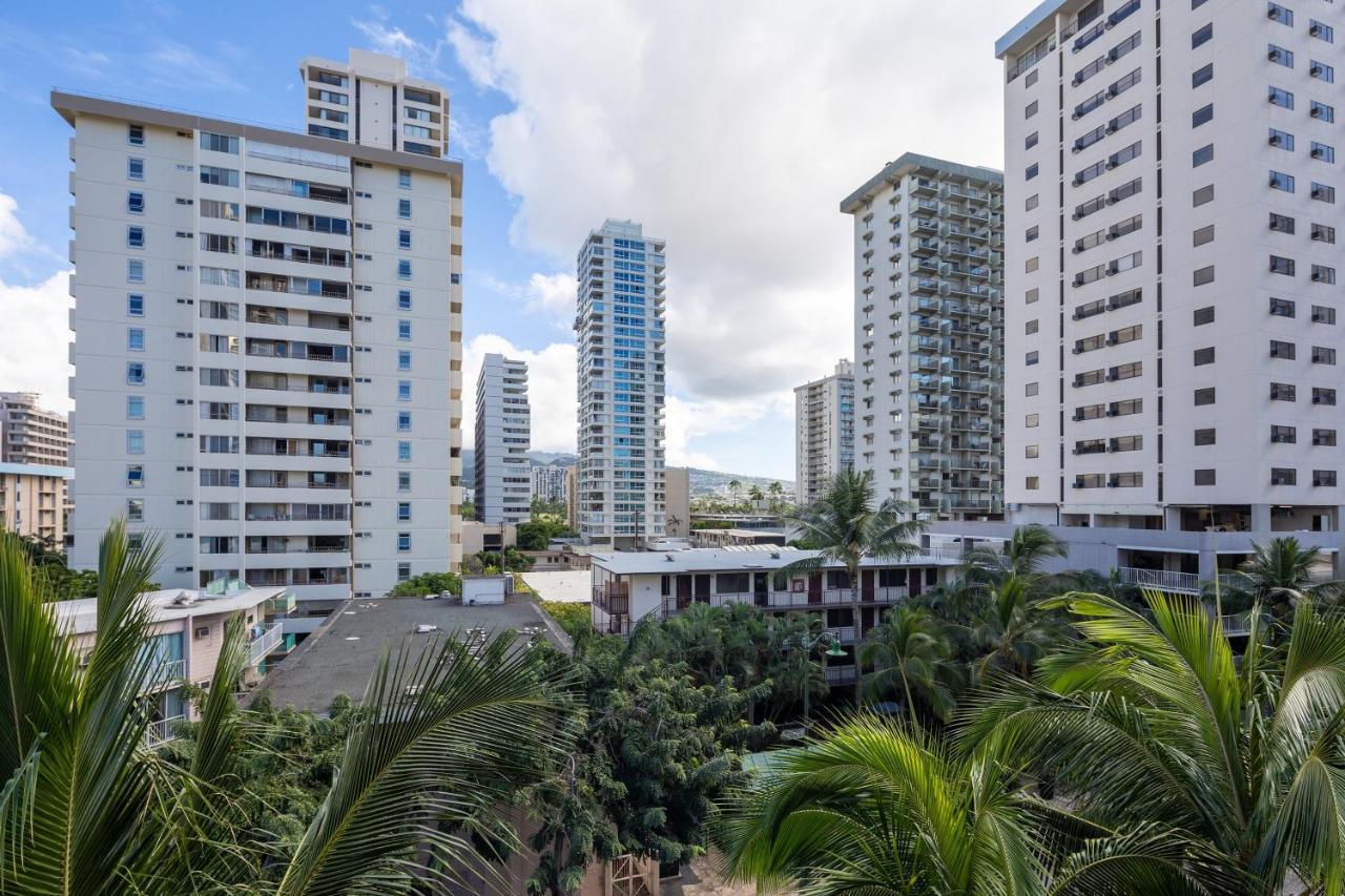 Gorgeous One Bedroom Bamboo Blocks From The Beach Honolulu Exteriör bild